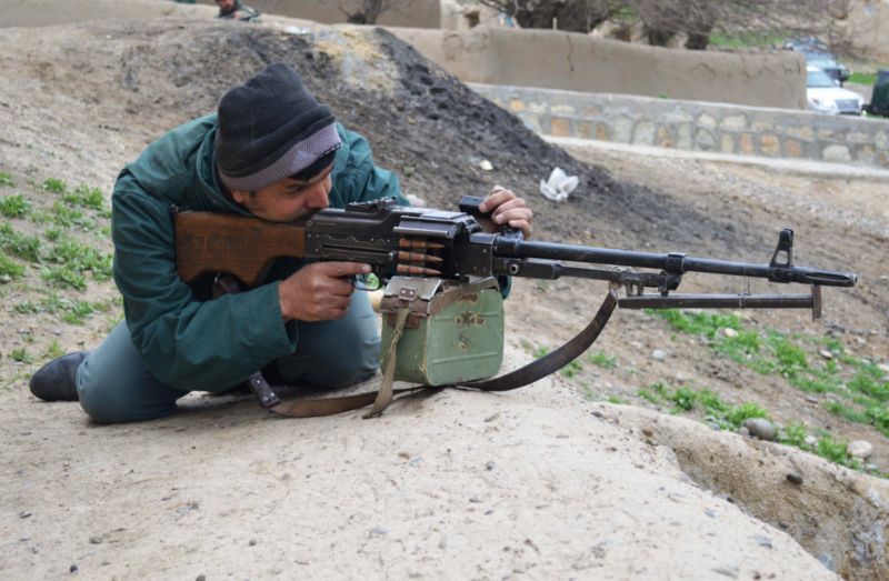 Afghánský voják brání město Kunduz proti Talibanu. Afghánský voják brání město Kunduz proti Talibanu.