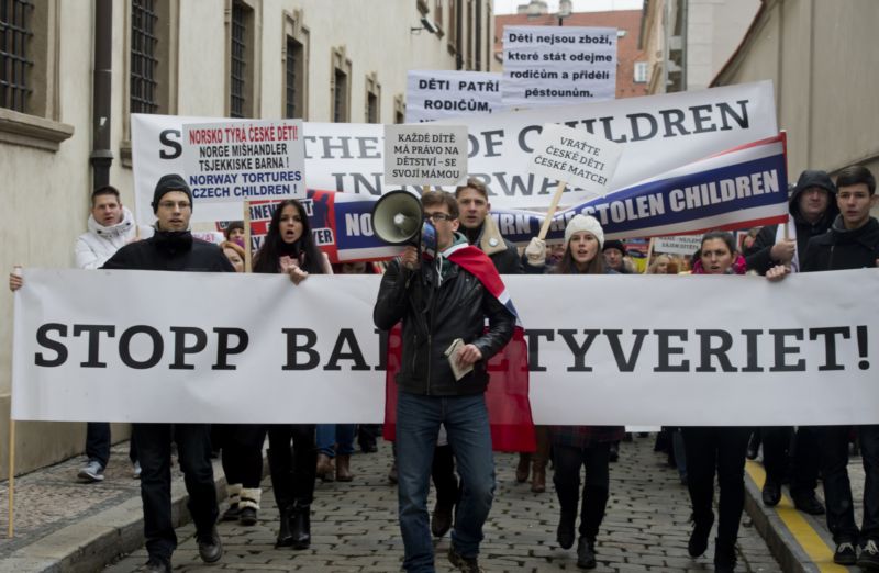 Demonstrace proti kontroverzním případům odebírání dětí norskou sociální službou.