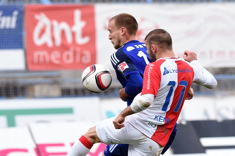 Martin Šindelář z Olomouce (vlevo) a Levan Kenia ze Slavie.
