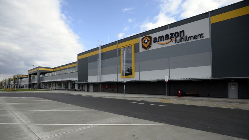 Distribuční sklad Amazonu v Dobrovízi u Prahy.