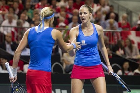 Karolína Plíšková (vpravo) a Lucie Hradecká (vlevo).