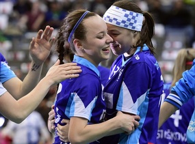 Autorka třetího gólu Vítkovic Adéla Pantělejevová (vlevo) přijímá gratulace od spoluhráček.