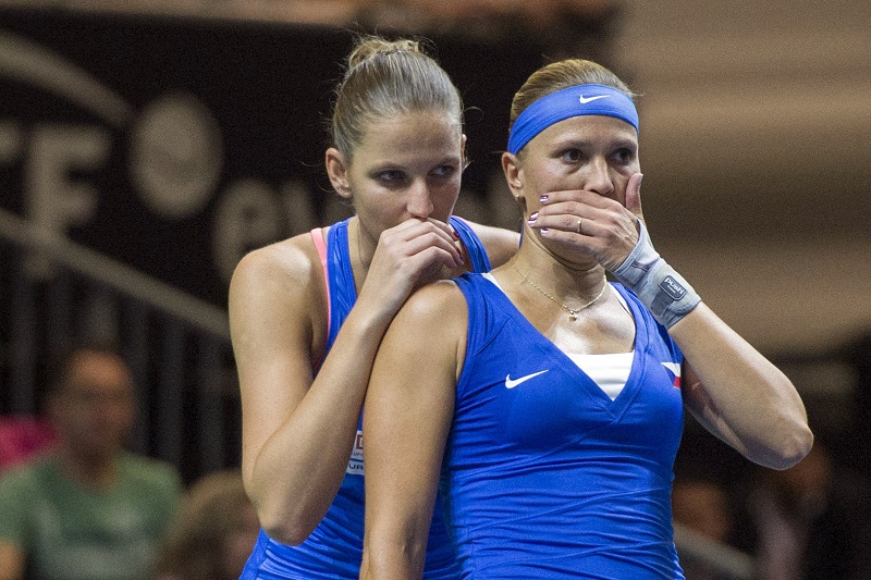 Zamyšlená česká dvojice Lucie Hradecká s Karolínou Plíškovou. 