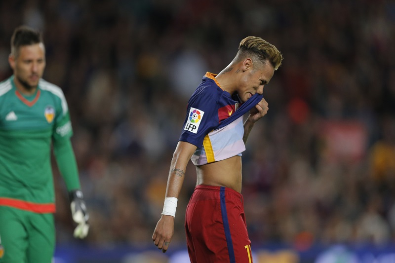 Zklamaný Neymar po další ztrátě Barcelony. 