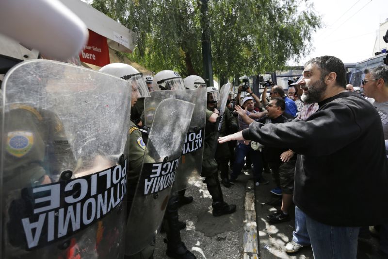 Řecká policie v pondělí začala s vyklízením provizorního uprchlického tábora v aténském přístavu Pireus.