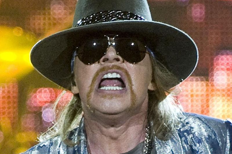 Zbývající koncerty světového turné australské hardrockové kapely AC/DC odzpívá zpěvák Guns N' Roses Axl Rose. 