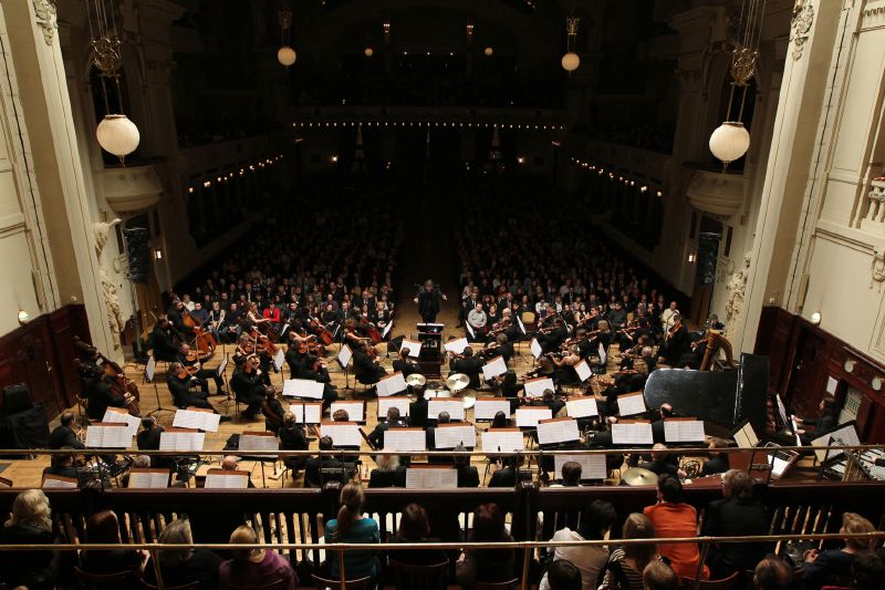 Český národní symfonický orchestr ve Smetanové síni.