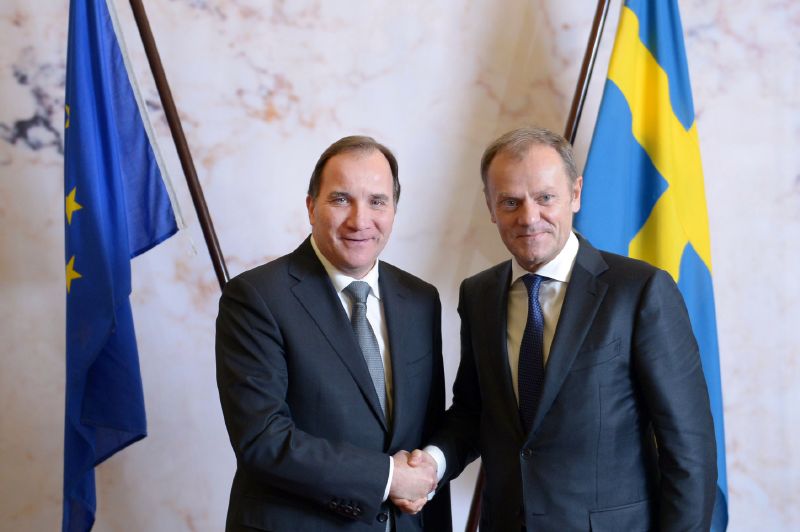 Švédský premiér Stefan Lofven (vlevo) vítá předsedu Evropské rady Donalda Tuska.