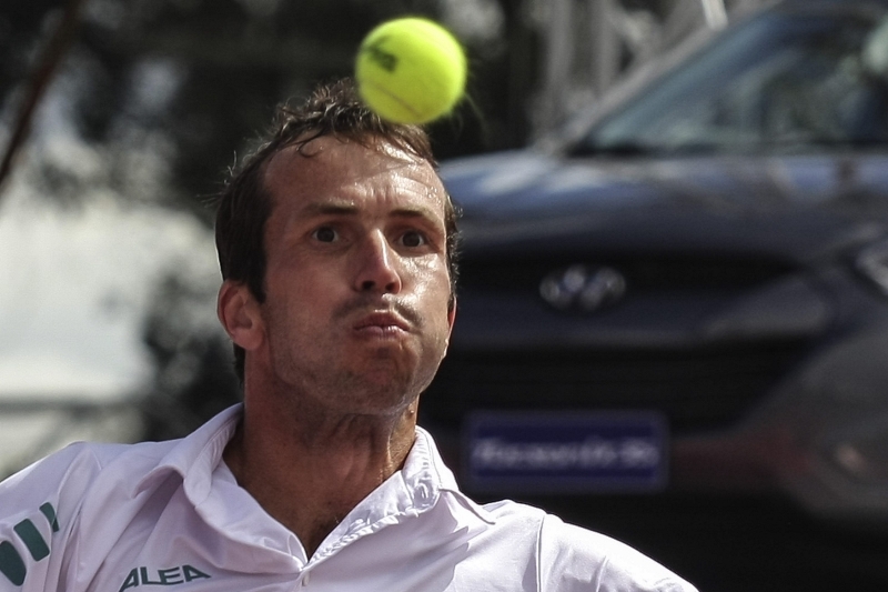 Tenista Radek Štěpánek postoupil na antukovém turnaji v Barceloně do druhého kola. 