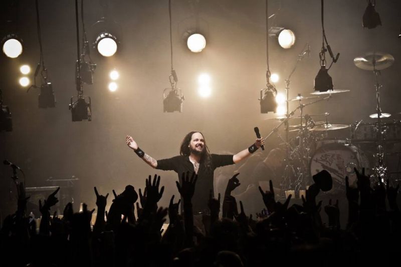 Na fotografii z koncertu zpěvák americké kapely Korn, Jonathan Davis.