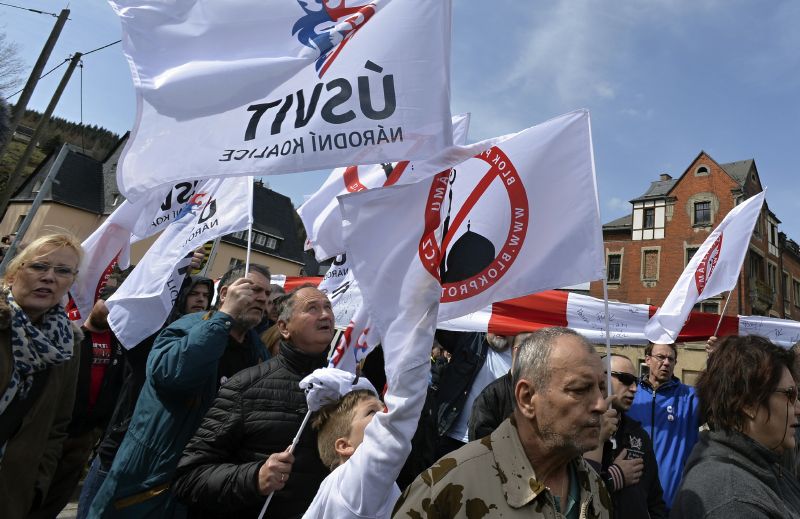 Protest proti migraci na česko-německé hranici.