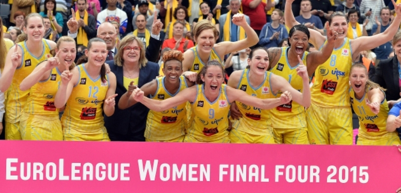 Basketbalistky ZVVZ USK Praha v čele s trenérkou Natálií Hejkovou.