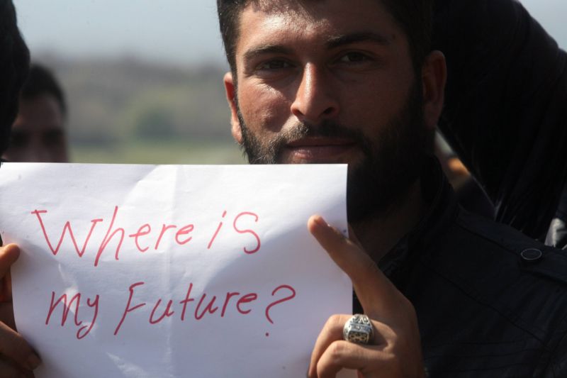 Na snímku migrant tázající se, jaká budoucnost ho čeká v Evropě.