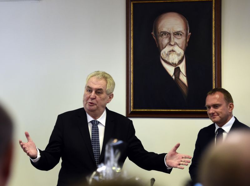 Cesta prezidenta Miloše Zemana po Středočeském kraji začala návštěvou krajského úřadu v Praze.