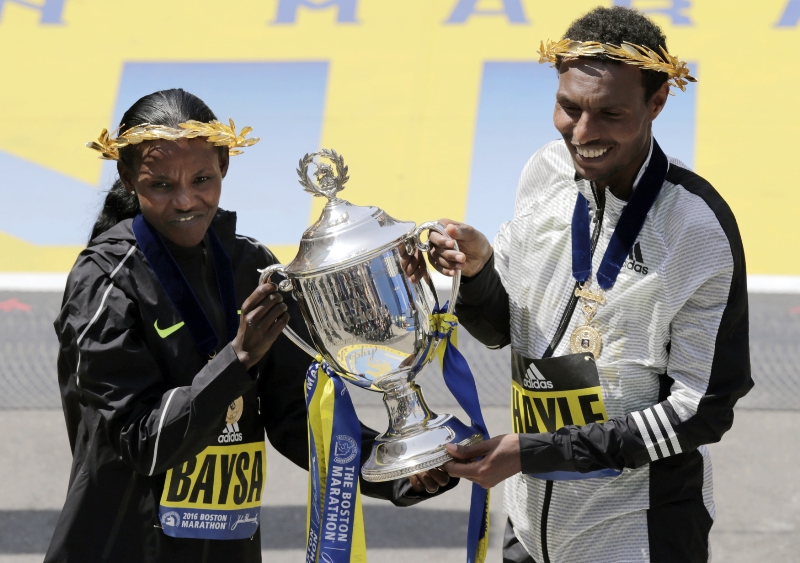 Vítězové bostonského maratonu Lemi Berhanu a Atsede Baysaová.