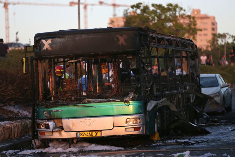 Na snímku vyhořelý autobus po explozi v Jeruzalémě.