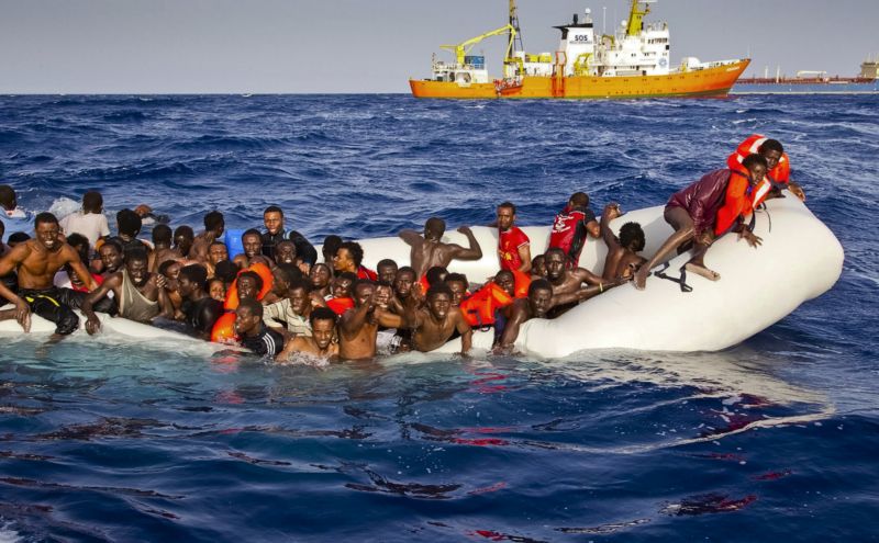 Migranti u pobřeží italského ostrova Lampedusa.