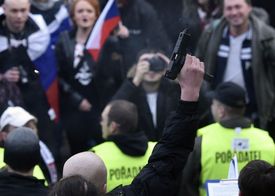 Jiří Borovička střílel na protimigrační demonstraci.