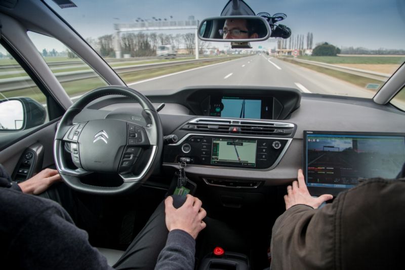 Posádka na trase pouze dohlížela, jak si auto vede.