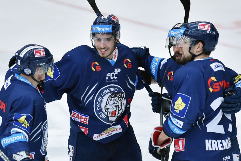 Dominik Lakatoš (uprostřed).
