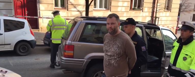 Kadlec při zatčení kvůli nabouraným vozům. Kadlec při zatčení kvůli nabouraným vozům.