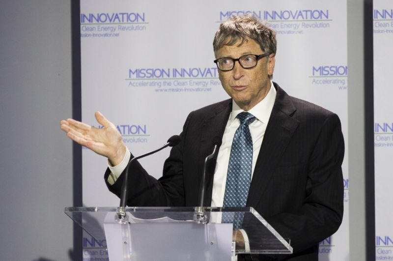 Bill Gates kritizoval uchazeče o stranickou prezidentskou nominaci.