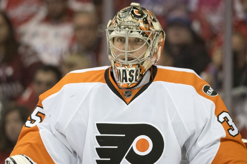 Gólman Flyers Steve Mason. 