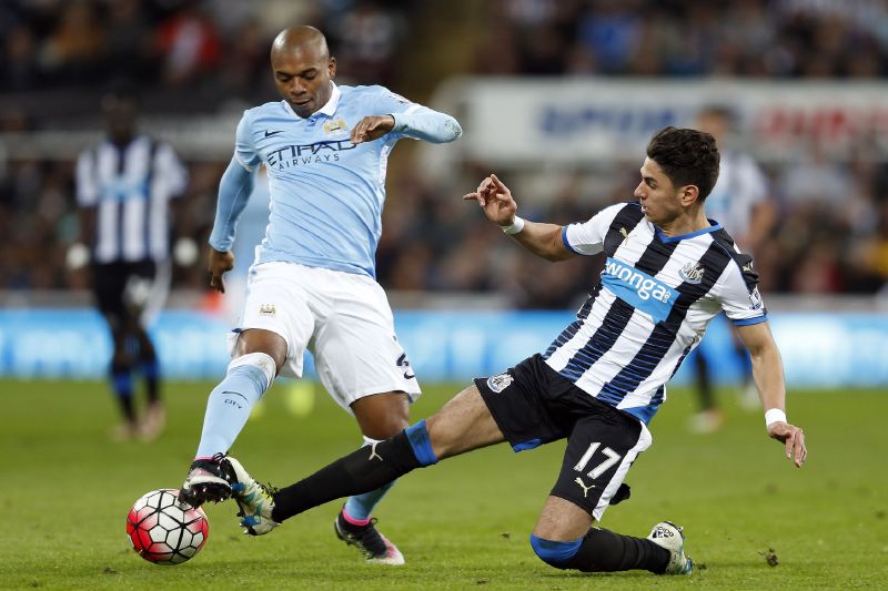Fernandinho ze City se probíjí obranou Newcastlu. 
