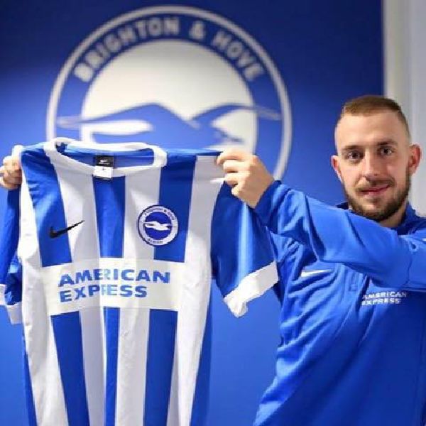 Fotbalista Brightonu Jiří Skalák.