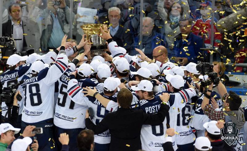 Je konec. Osmá sezona KHL skončila v nejzazším možném termínu a z Gagarinova poháru se podruhé v historii raduje tým Metallurugu Magnitogorsk. 