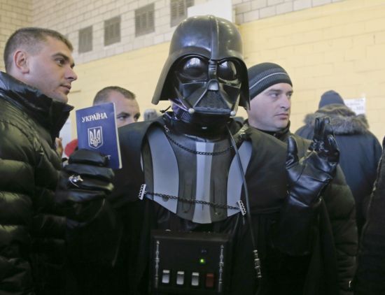 Darth Vader neboli Viktor Ševčenko, který se dříve zúčastnil voleb na Ukrajině, drží svůj ukrajinský pas.