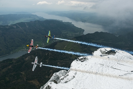 Jednoduché to ale nebude. Kromě Hannese Archa, který se bude snažit o první domácí vítězství, bude českým pilotům v cestě k úspěchu stát celá řada vynikajících pilotů v čele s Australanem Hallem a současnými lídry Nicolasem Ivanovem a Matthiasem Doldererem.