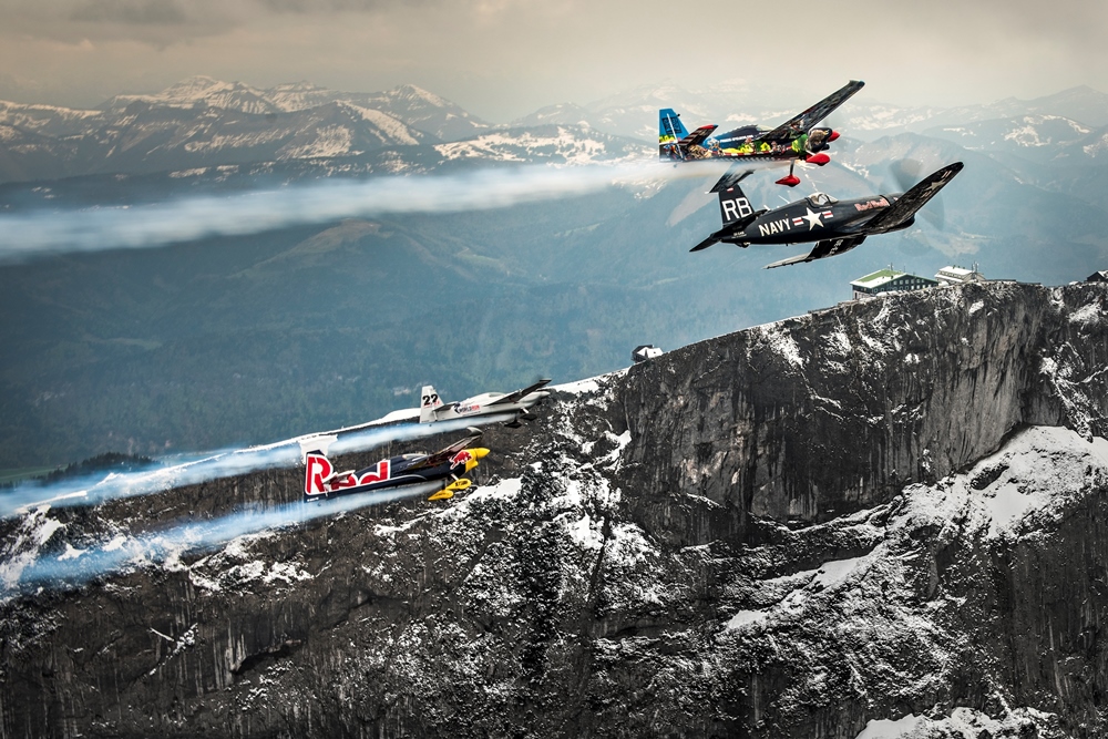 Čeští piloti Red Bull Air Race Martin Šonka a Petr Kopfstein se před víkendovými závody prolétli nad alpskými vrcholky.