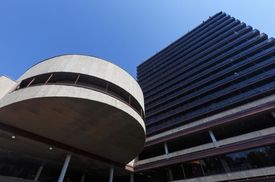 Karlovy Vary je město v západních Čechách a metropole Karlovarského kraje. Je významným lázeňským střediskem. Na snímku hotel Thermal.