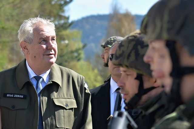 Prezident Miloš Zeman navštívil dělostřelecký pluk "Jaselský" v Jincích na Příbramsku.