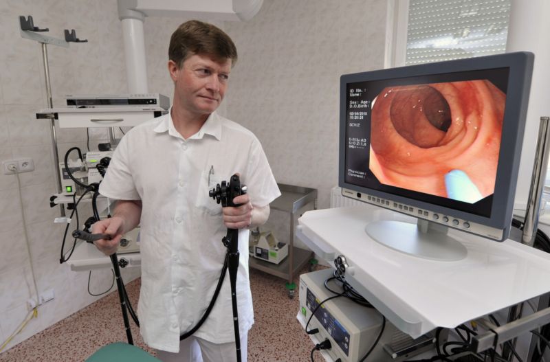 Lékař František Pešek ukazuje vybavení endoskopického centra, společného pracoviště Interního oddělení a II. interní kliniky Fakultní nemocnice Plzeň-Bory.