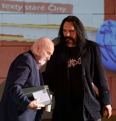 Cenu bubeníka Jiřího George Hrubeše (vpravo) s názvem Hrubešovka si odnesl Oldřich Král (vlevo) za Knihu mlčení.