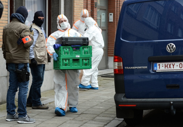 Belgická policie zabavuje věci z domu Najima Laachraouia.