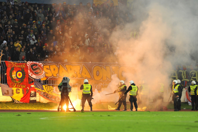 Řádící fanoušci Sparty.