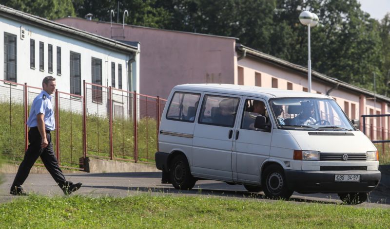 Dodávka s uprchlíky, detenční zařízení (ilustrační foto).