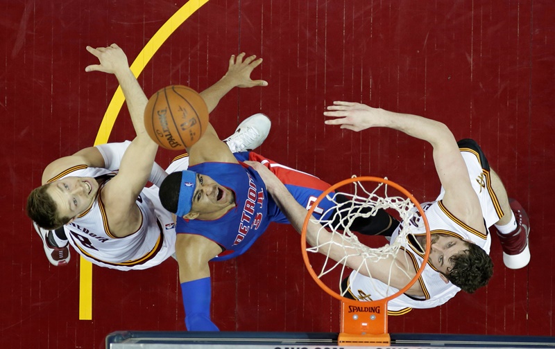 Basketbalisté Clevelandu nastříleli Detroitu 20 trojek a i díky vyrovnání rekordu NBA v play off se po vítězství 107:90 ujali vedení v sérii prvního kola 2:0 na zápasy. Basketbalisté Clevelandu nastříleli Detroitu 20 trojek a i díky vyrovnání rekordu NBA v play off se po vítězství 107:90 ujali vedení v sérii prvního kola 2:0 na zápasy.