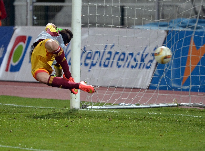 Ondřej Vrzal z Dukly v brance místo vyloučeného brankáře Filipa Rady inkasuje gól z penalty. Ondřej Vrzal z Dukly v brance místo vyloučeného brankáře Filipa Rady inkasuje gól z penalty.