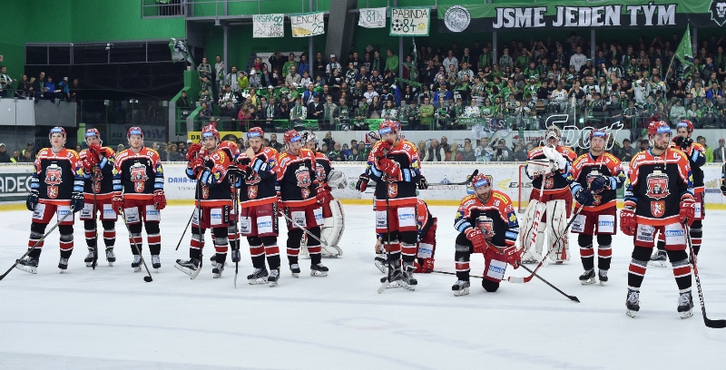 Vedení extraligového Hradce Králové oznámilo, že ve východočeském klubu končí pětice hráčů. Vedení extraligového Hradce Králové oznámilo, že ve východočeském klubu končí pětice hráčů.