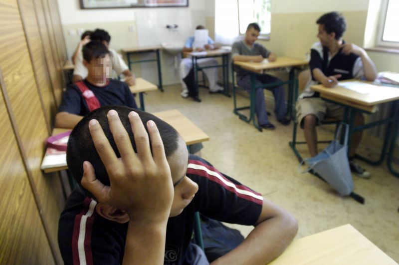 Klienti výchovného ústavu pro mládež v děčínské části Boletice při výuce angličtiny. 