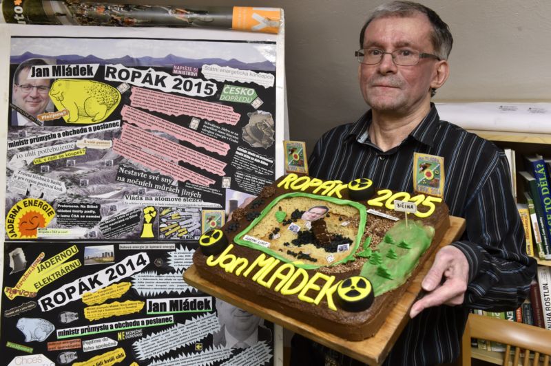 Předseda ekologického hnutí Děti Země Miroslav Patrik (na snímku) vyhlásil v Brně výsledky ankety Ropák roku 2015. Stal se jím ministr průmyslu a obchodu Jan Mládek.