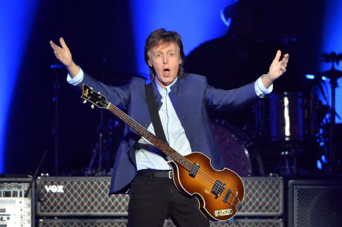 Poprvé se Paul McCartney (na fotce) ocitne na na jedné akci s Bobem Dylanem.