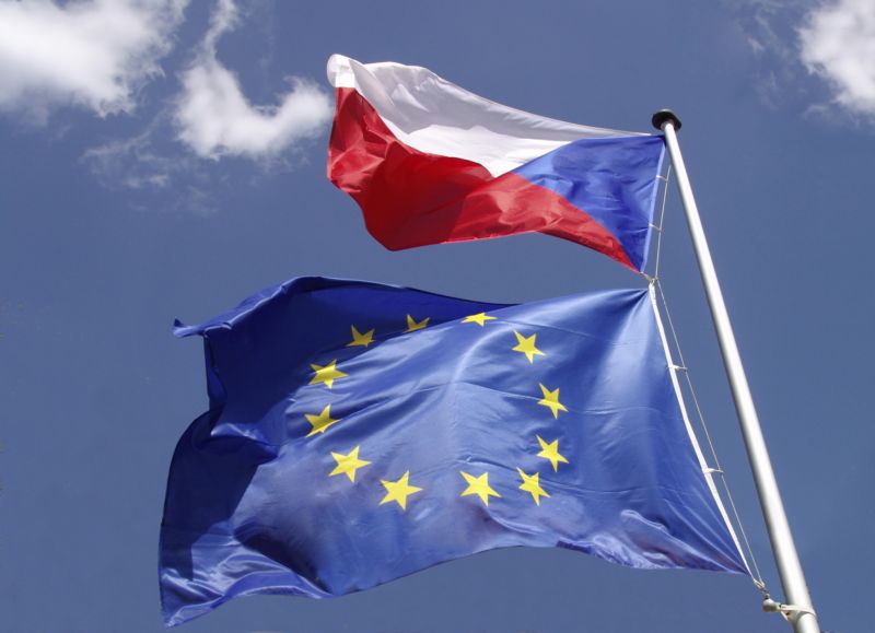 Vlajka ČR a vlajka EU.
