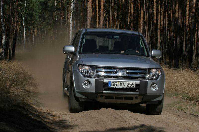 V podezření jsou i motory modelu Pajero.