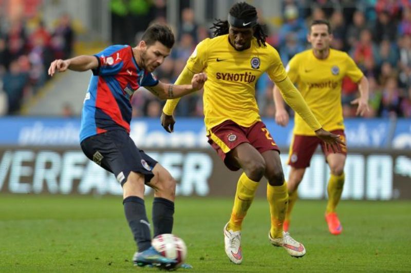 Michal Ďuriš a Costa v podzimní souboji Plzně se Spartou. 