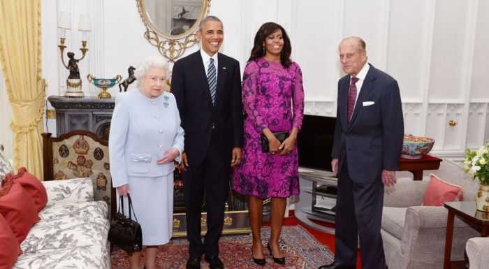 Obama s chotí na návštěvě u královny Alžběty II. a jejího manžela prince Philipa.